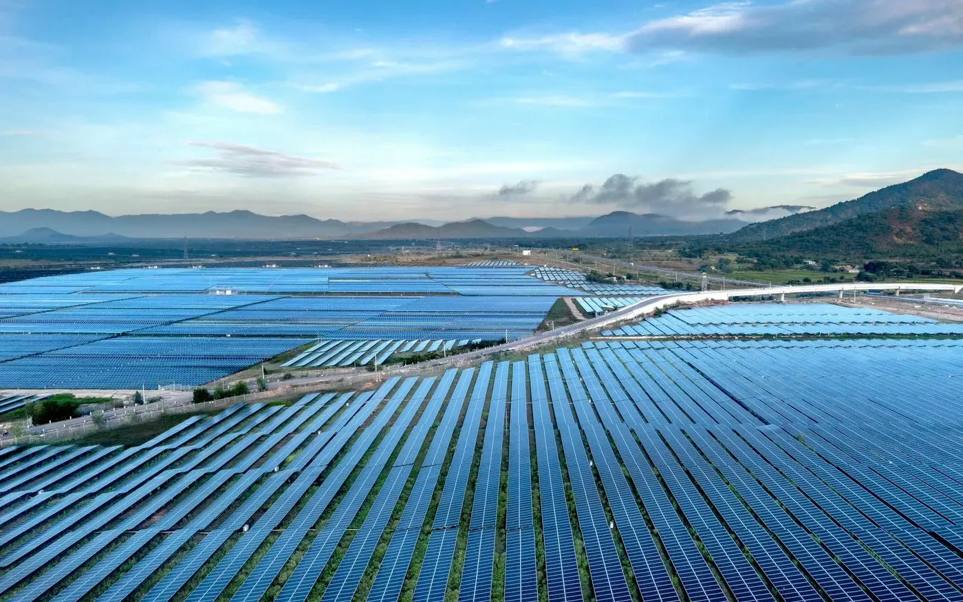 Parque solar fotovoltaico ao nascer do sol. Redução de emissões via energia limpa